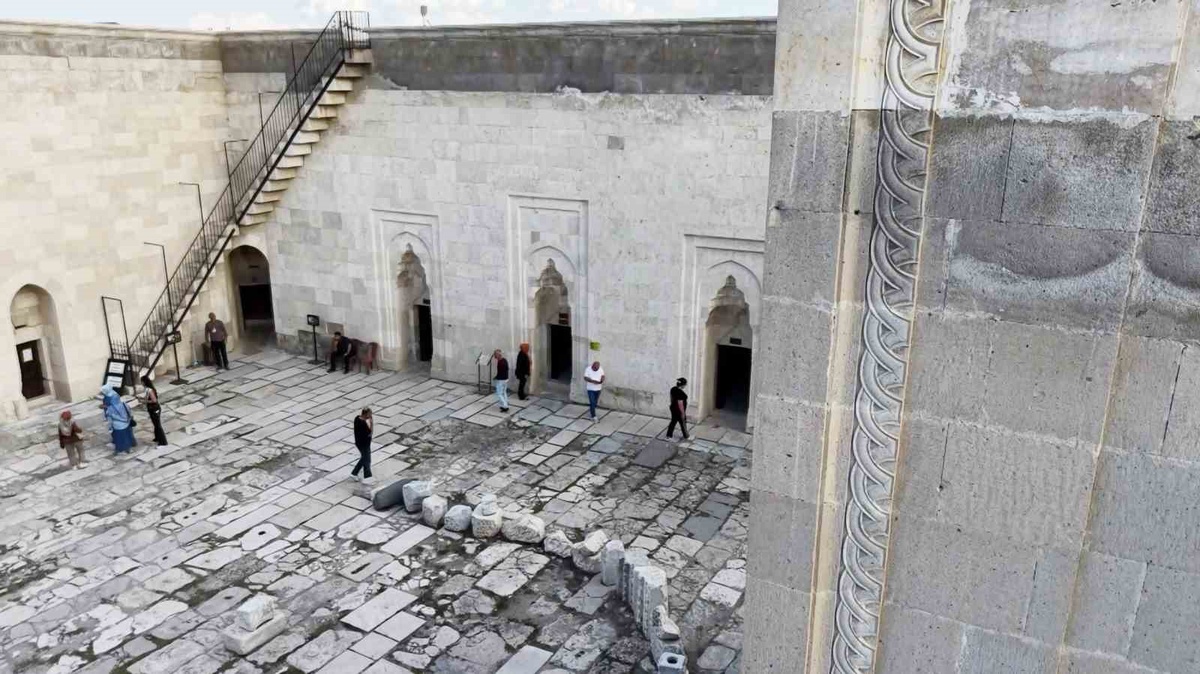 Anadolu Selçuklularının en büyük kervansarayı Aksaray\'da turistleri ağırlıyor