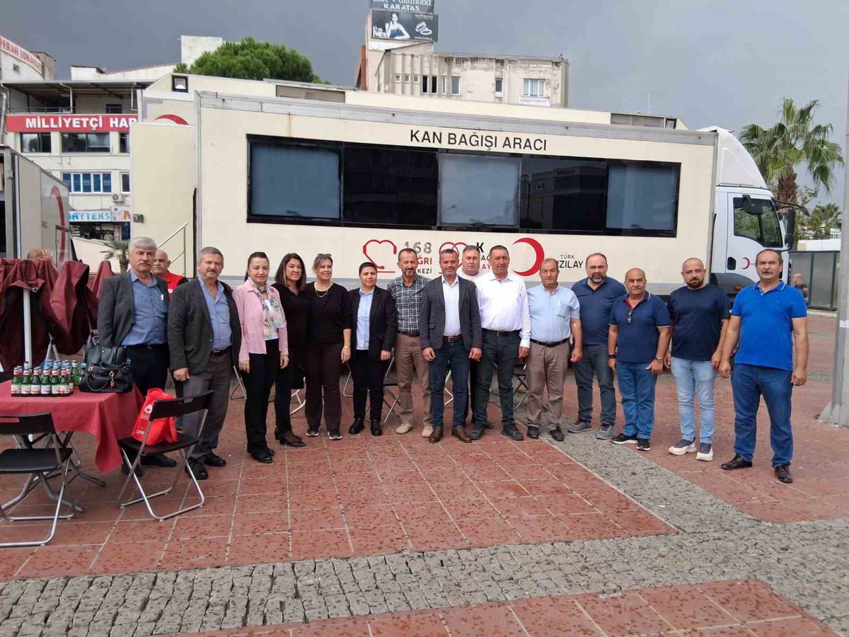 Aliağa\'da mahalle muhtarları Kızılay için Demokrasi Meydanı\'nda kan bağışladı