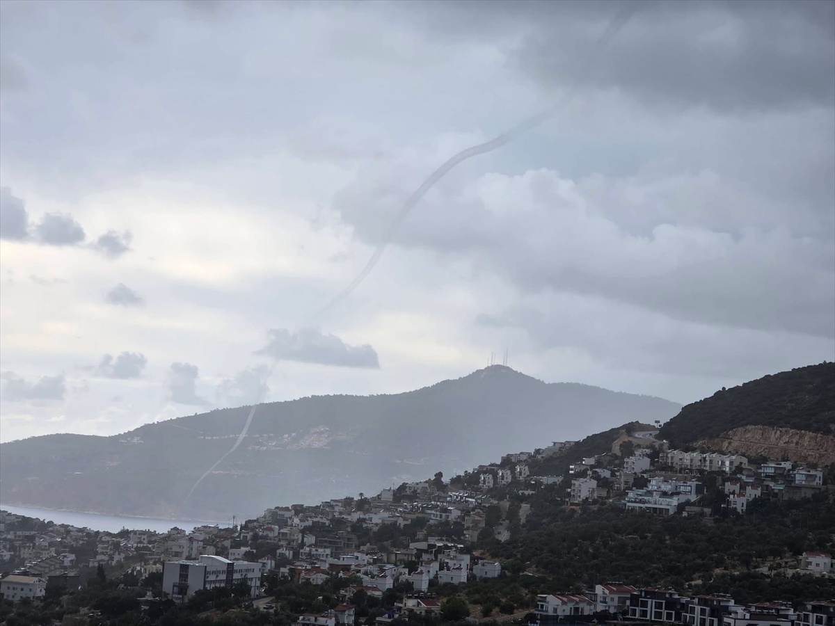 Antalya Kaş\'ta yağışın ardından denizde aynı anda 3 hortum görüntülendi