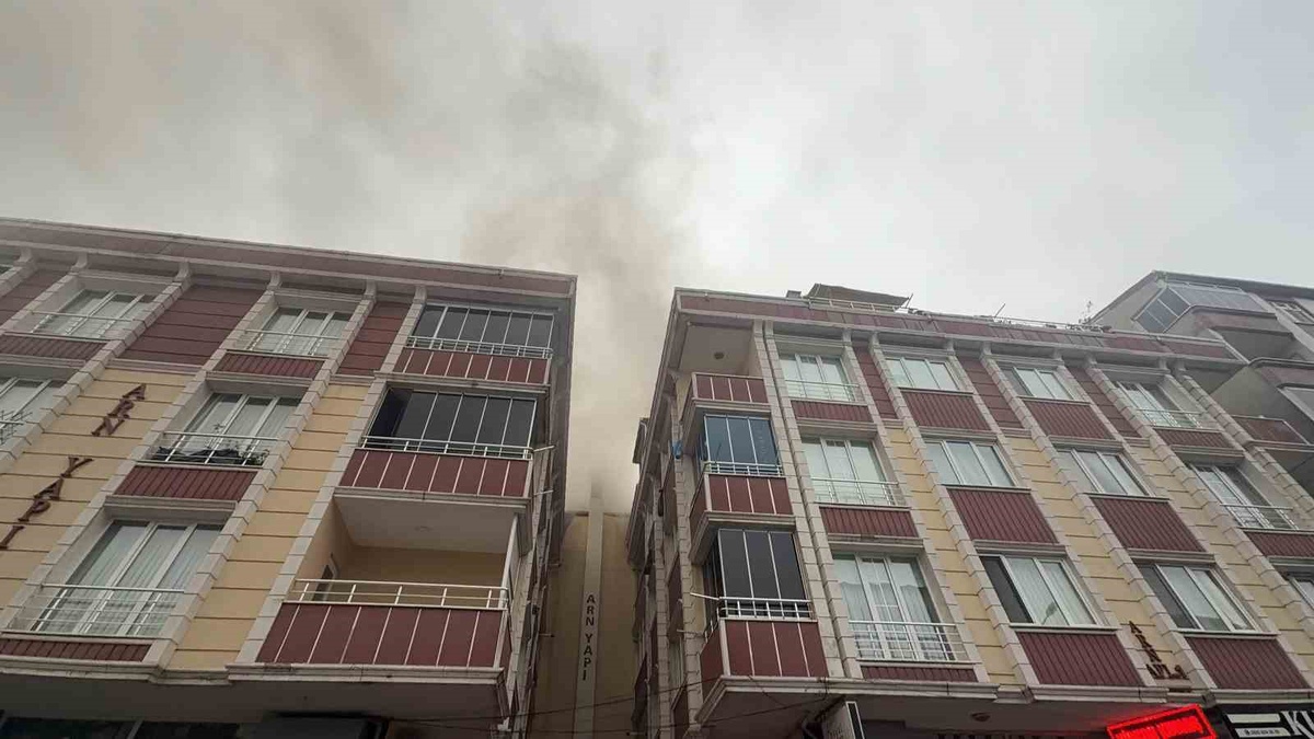Arnavutköy\'de çatı yangını bitişik binaya sıçradı, 4 kişi dumandan etkilendi