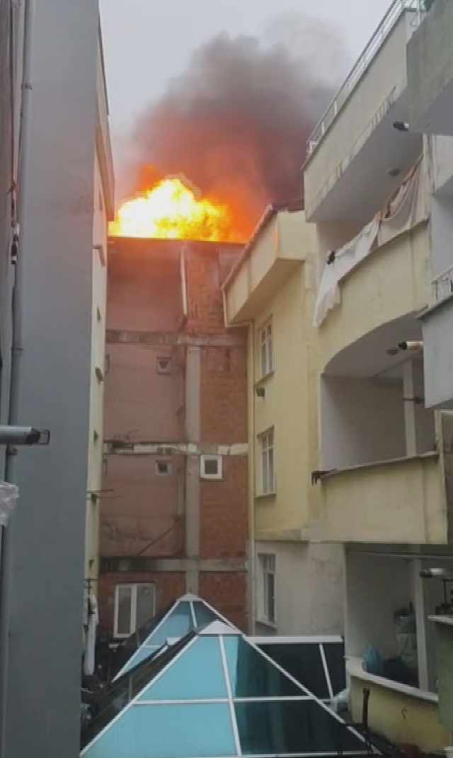 Arnavutköy'de 5 katlı binada yangın