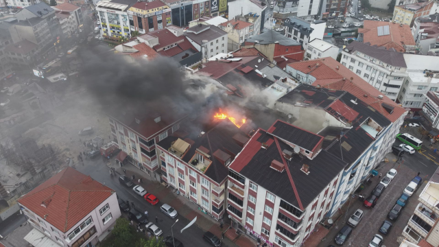 Arnavutköy'de 5 katlı binada yangın