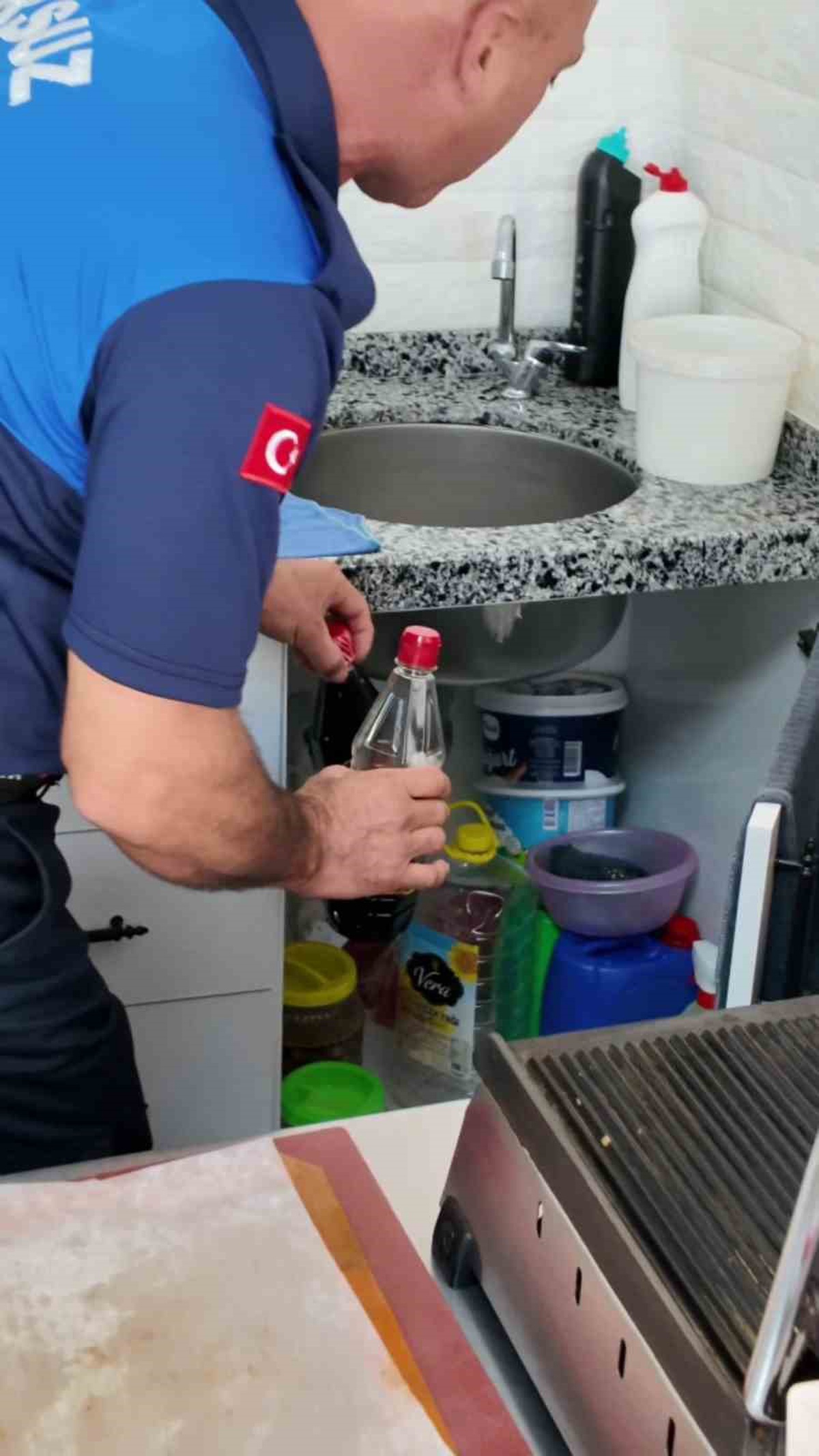Arsuz\'da okul kantini denetiminde gıda ile deterjan aynı dolapta bulundu