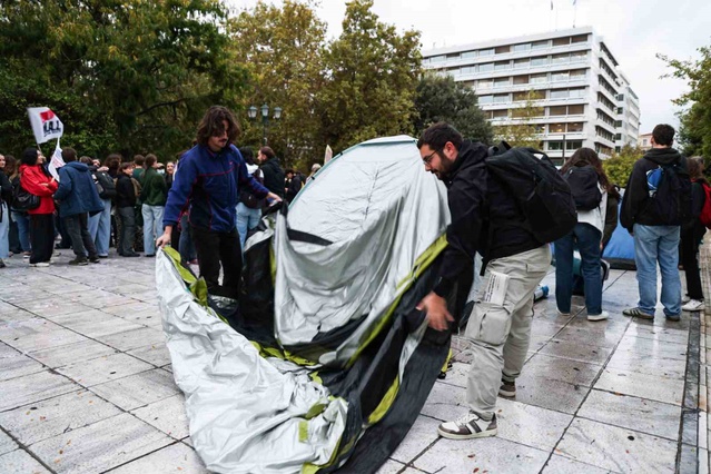Yunanistan'da üniversite ve lise öğrencileri eğitim ödeneği için Atina'da çadır kurdu