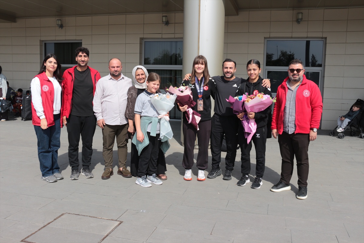 Avrupa Boks Şampiyonası\'nda bronz alan Sudenur Yalgattekin Cizre\'de karşılandı