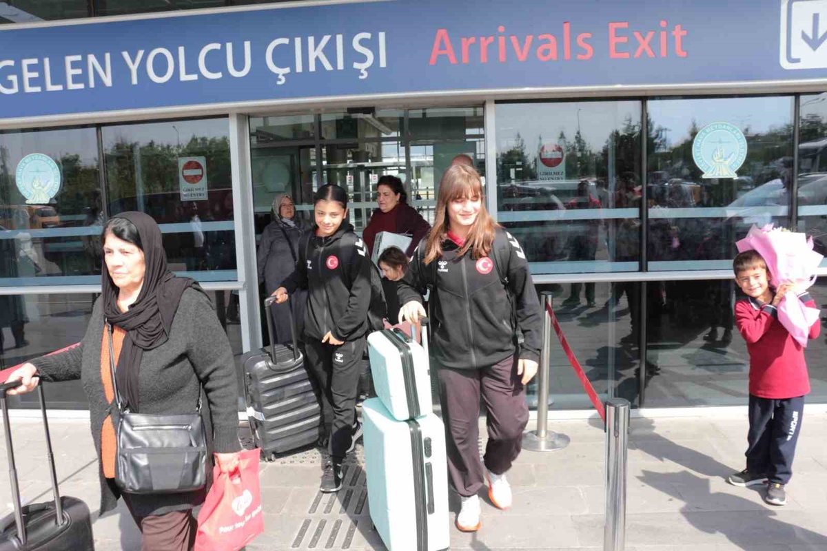 Avrupa boks şampiyonasından bronzla dönen Sudenur Şırnak Cizre'de karşılandı
