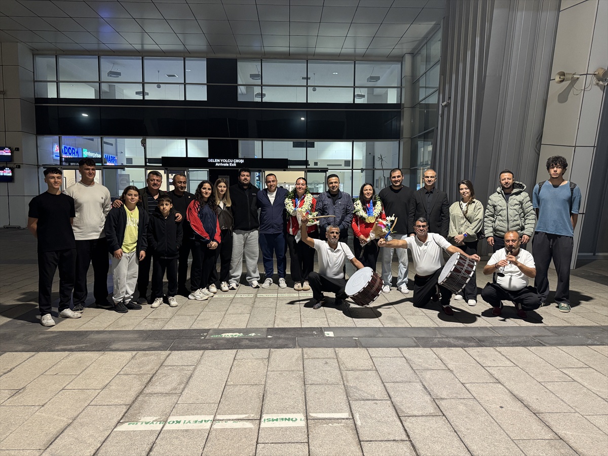 Avrupa'da madalya kazanan milli sporcular Kahramanmaraş'ta çiçeklerle karşılandı