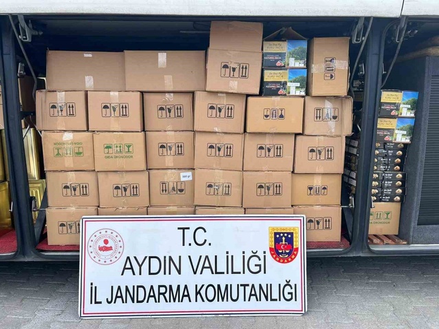 Jandarma, Aydın Köşk'te otobüs denetiminde 2,4 milyon TL'lik kaçak incire el koydu