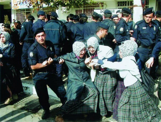 Azerbaycan'da 28 Şubat dönemini hatırlatan gözaltı görüntüleri