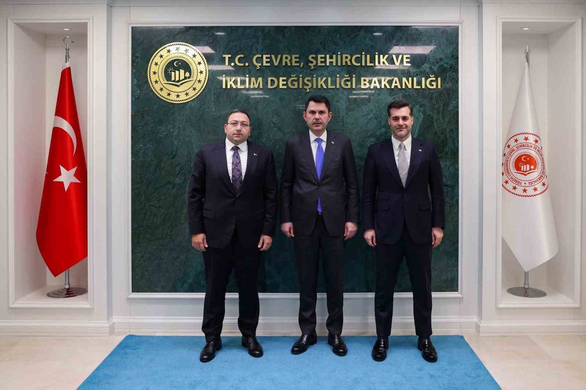 Bakan Kurum, Üsküdar Belediye Başkan Vekili ve AK Parti İlçe Başkanını kabul etti