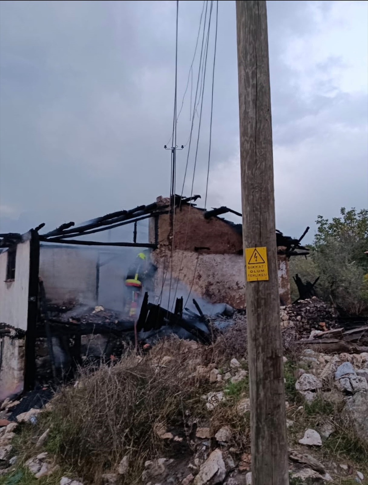 Balıkesir Dursunbey\'de müstakil ev yangını söndürüldü, 2 kişi hastaneye kaldırıldı