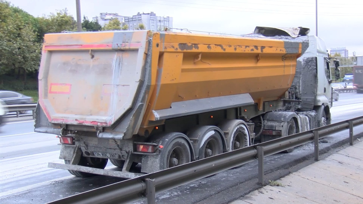İstanbul Başakşehir\'de TEM\'de kamyondan dökülen sıvı hafriyat bir şeridi kapattı