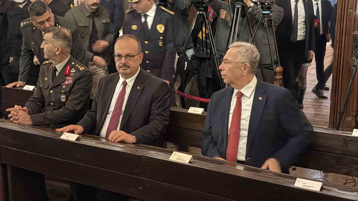 Başkent oluşunun 103. yılında Vali Canbolat ve Başkan Yavaş Anıtkabir\'i ziyaret etti