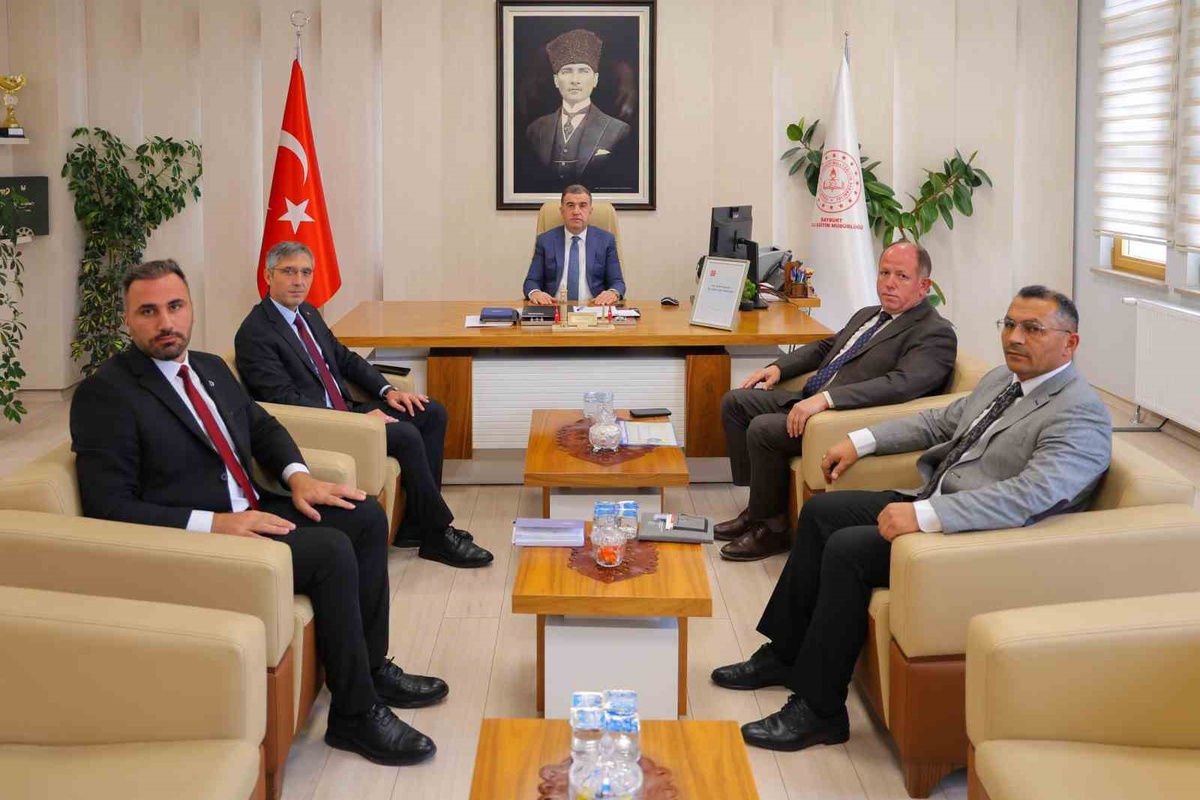 Bayburt Valisi Eldivan, eğitim yatırımları için müfettişlerle toplandı