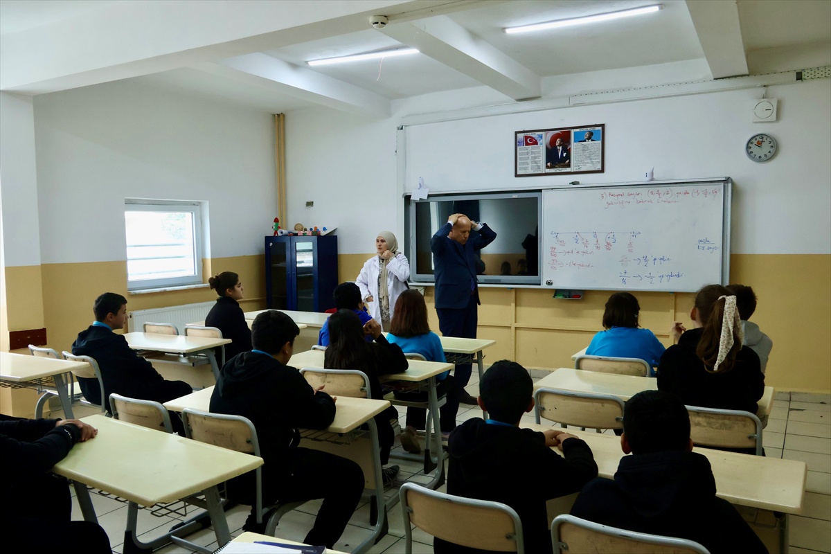 Bilecik\'te afet tatbikatında öğrencilere AFAD ve itfaiye doğru davranışları gösterdi