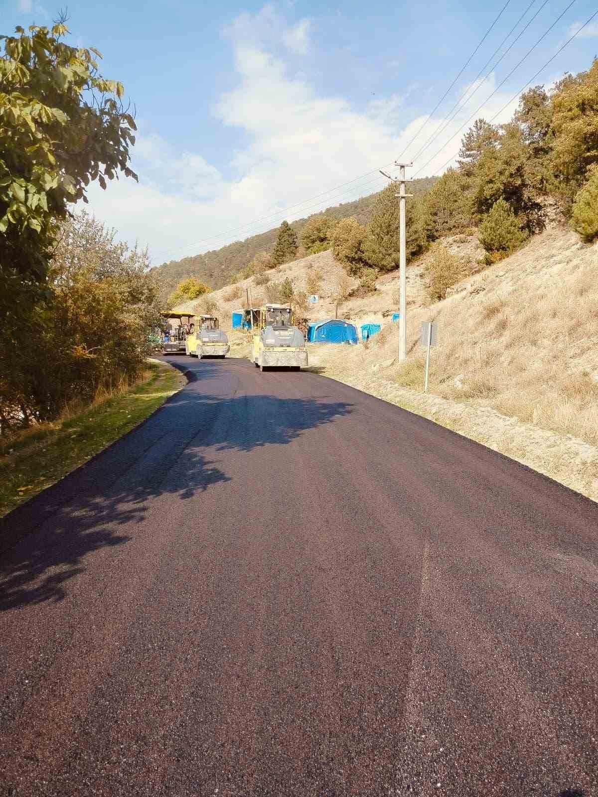 Bolu Mudurnu\'da Dedeler-Cuma köy yolunda 7,2 kilometre sıcak asfalt çalışması başladı