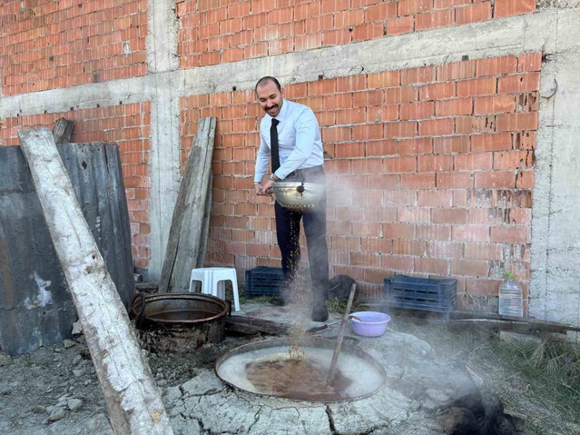 Bolu Seben'de imece pekmez kaynatmada Kaymakam Güngör kazan başına geçti
