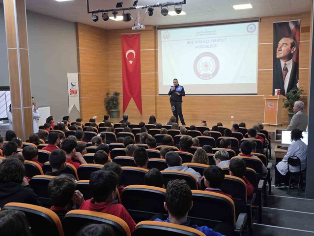 Bilecik Bozüyük'te polis, 120 öğrenciye güvenli internet ve akran zorbalığı anlattı