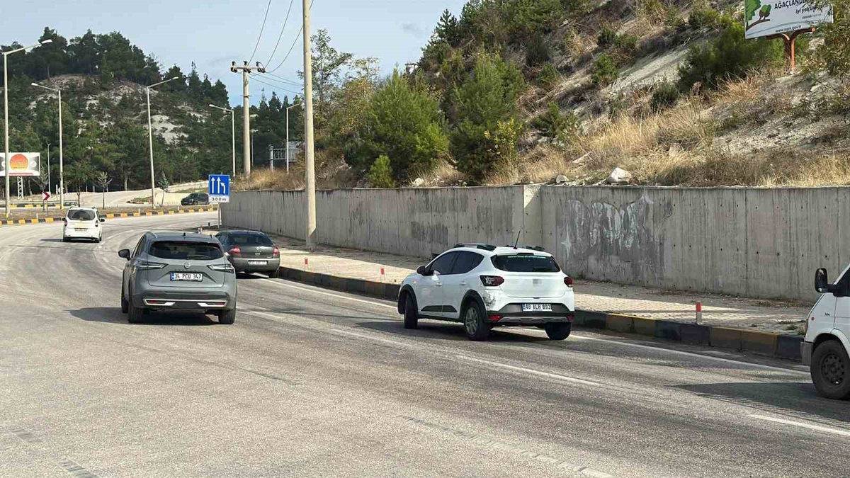 Burdur\'da yağ nedeniyle kayganlaşan yolda ambulans kazaya yol açtı, 7 kişi yaralandı