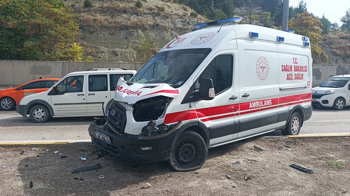 Burdur\'da yağdan kayan ambulans kazaya yol açtı, 3\'ü sağlık görevlisi 6 kişi yaralandı.