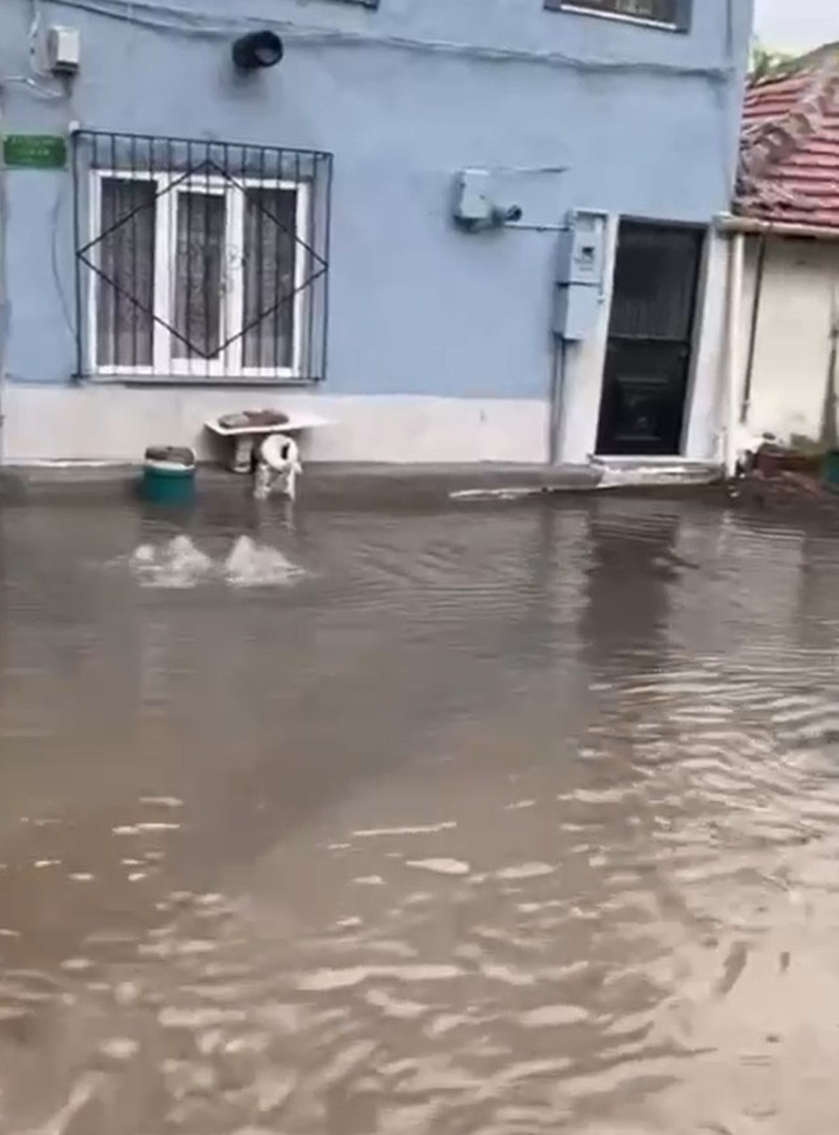 Bursa\'da sağanak yolları göle çevirdi, Valilik 3 ilçeye rüzgar uyarısı yaptı