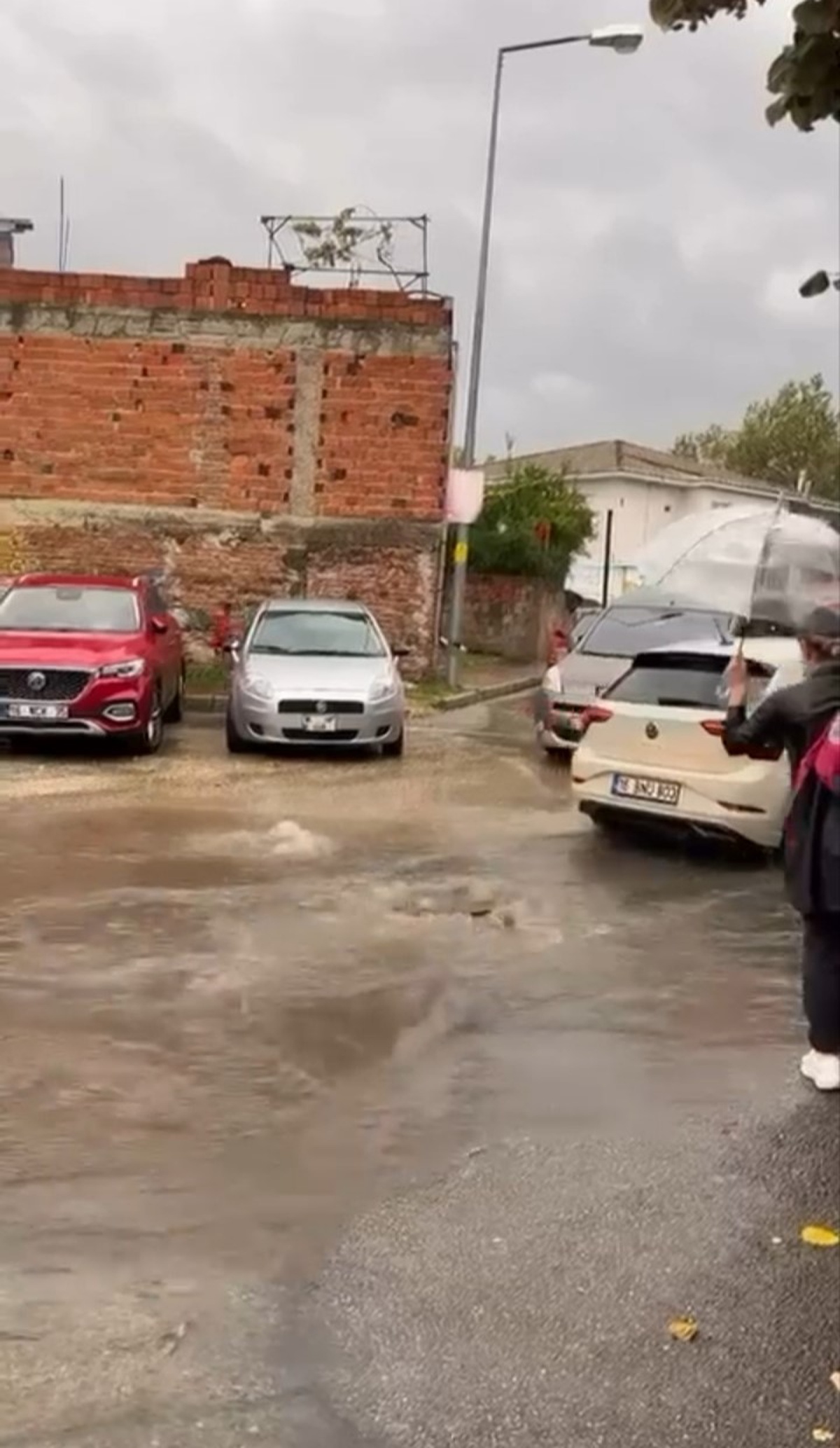Bursa\'da sağanak sonrası yollar göle döndü, pazar yerleri sular altında kaldı