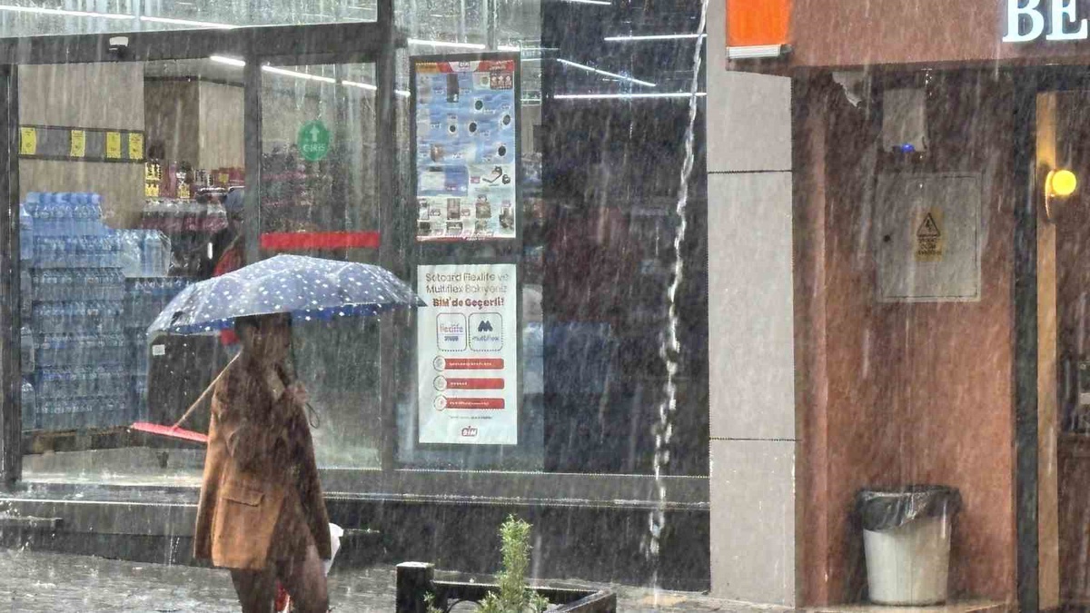Bursa\'da sağanak hayatı aksattı, rüzgarın 80 kilometreye ulaşması bekleniyor