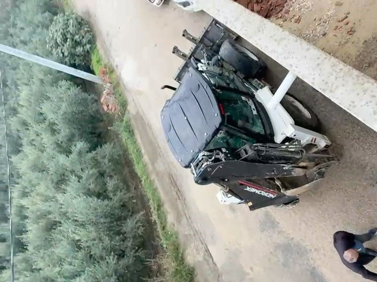 Bursa Mudanya Ayazma\'da yıkım kararına vatandaşlar tepki gösterdi, çatılara çıktılar