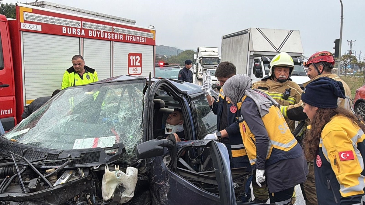 Bursa Orhangazi\'de hafriyat kamyonuyla çarpışan otomobilde sürücü ve çocuk yaralandı