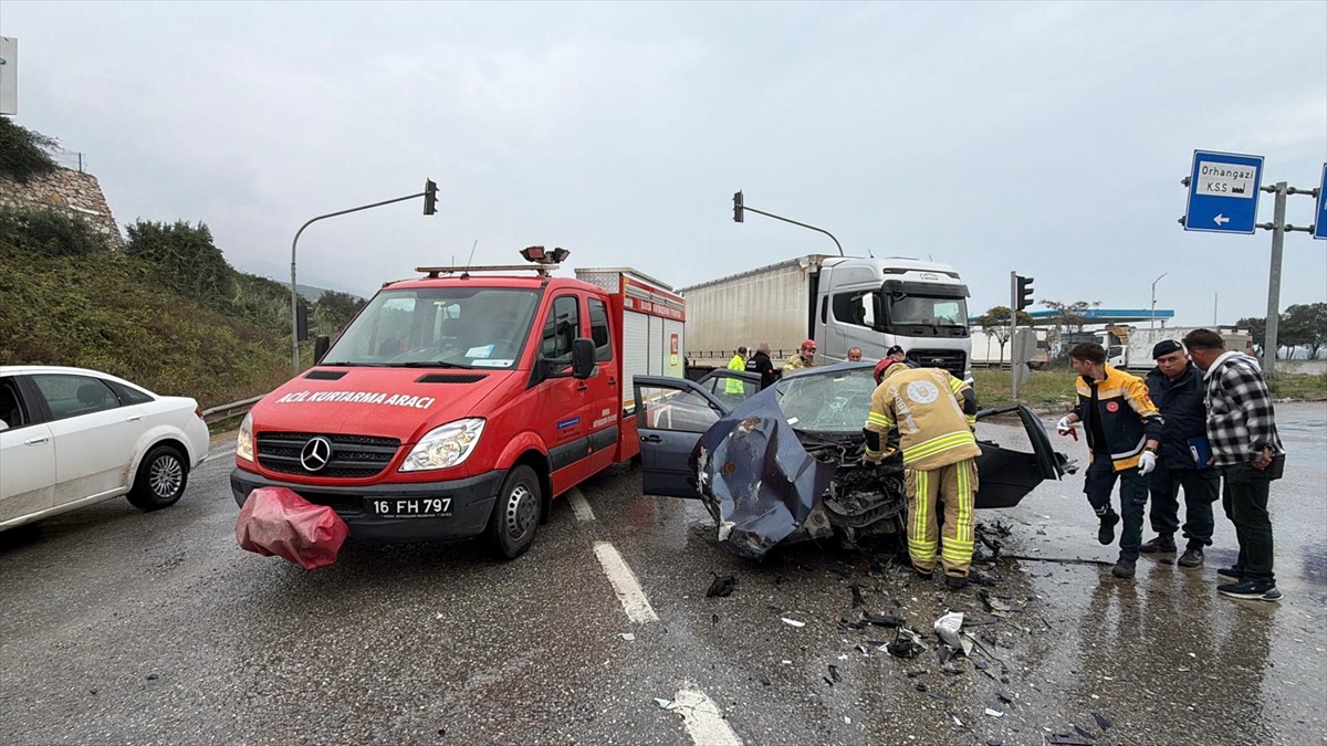 Bursa Orhangazi\'de kamyonla çarpışan otomobildeki 2 kişi yaralandı, sürücü kurtarıldı