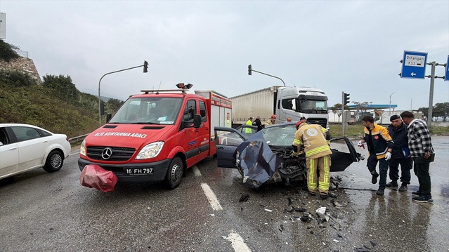 Bursa Orhangazi'de kamyonla çarpışan otomobildeki 2 kişi yaralandı, sürücü kurtarıldı