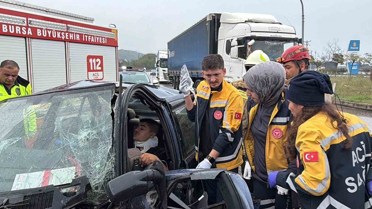 Orhangazi\'de iddiaya göre kamyonete çarpan otomobilde sürücü ve çocuk yaralandı