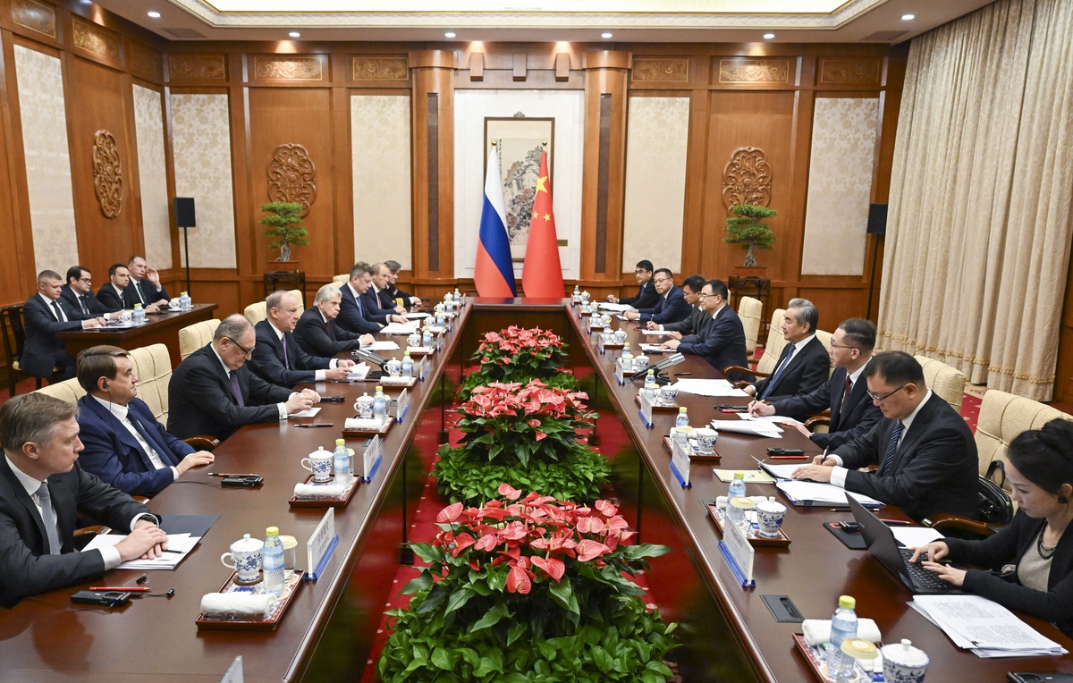 Wang Yi, Pekin\'de Patruşev ile denizcilikte stratejik uyumu ele aldı