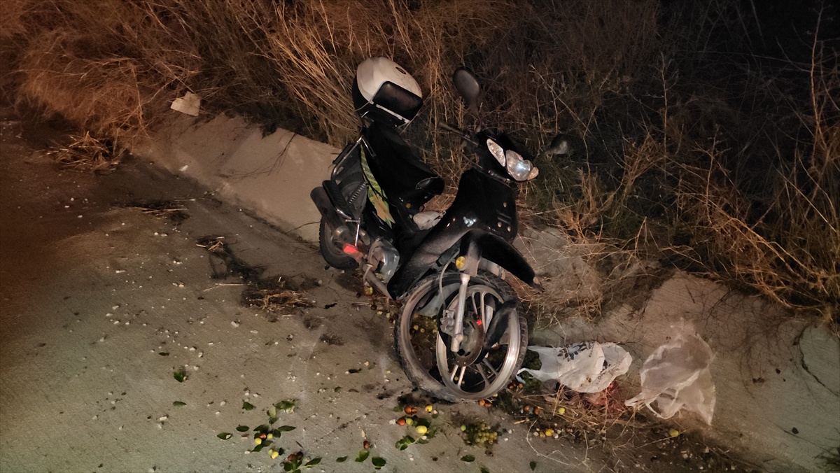 Ön lastiği patlayan motosiklet Çorum\'da şarampole devrildi, sürücü ve eşi yaralandı
