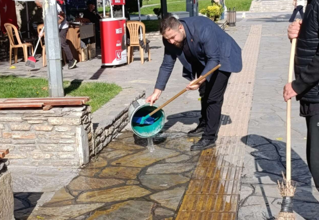 DEM Parti'nin miting yaptığı meydanı sirkeli suyla yıkadılar