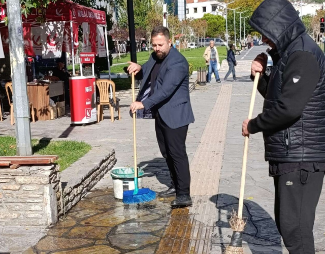 DEM Parti'nin miting yaptığı meydanı sirkeli suyla yıkadılar