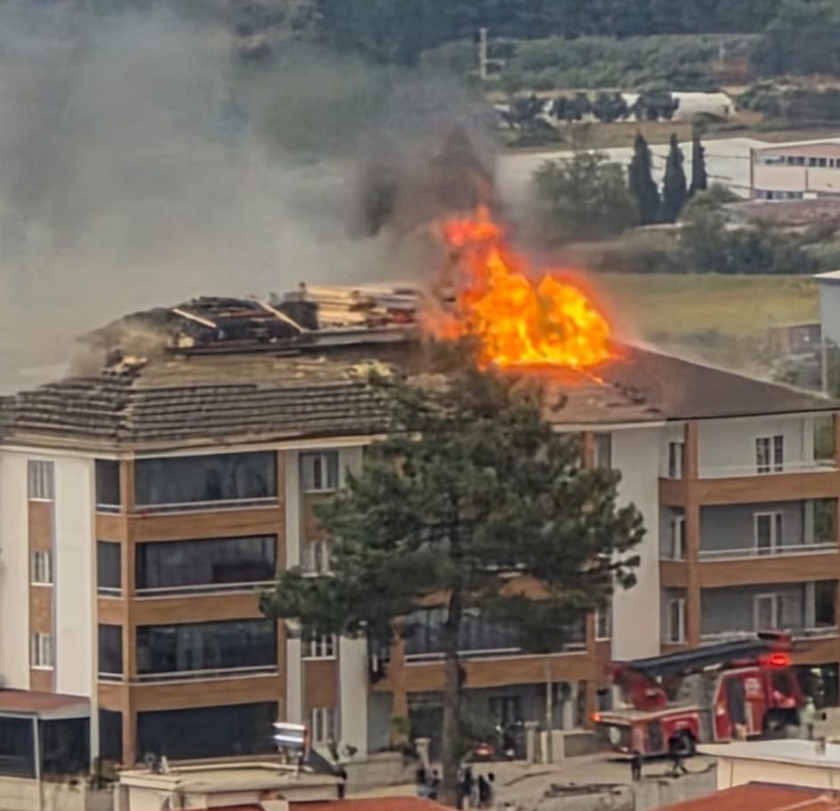 Denizli Buldan\'da apartman çatısındaki yangın diğer katlara sıçramadan söndürüldü