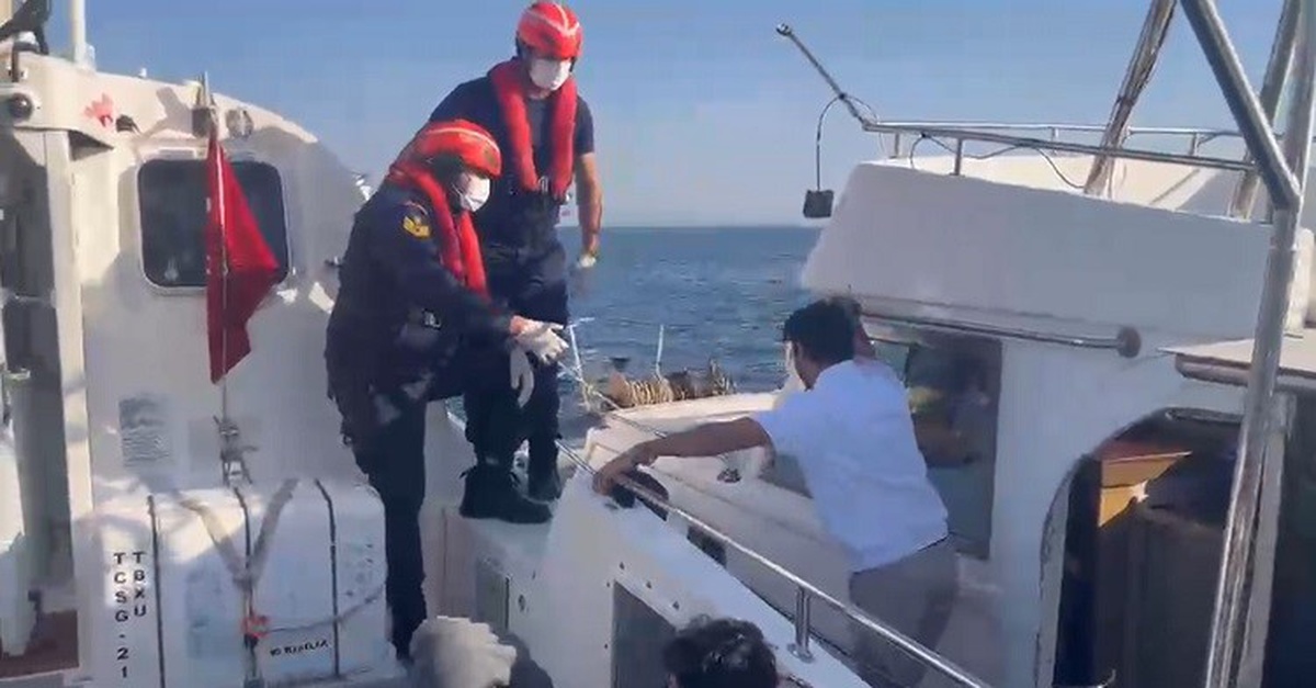 Didim açıklarında sürüklenen teknede 3\'ü çocuk 17 düzensiz göçmen kurtarıldı