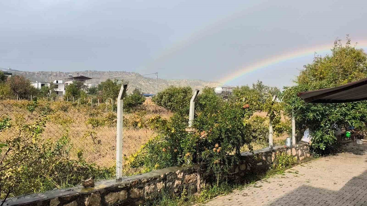 Diyarbakır Dicle\'de yağmur sürerken gökkuşağı renkli görüntülere sahne oldu