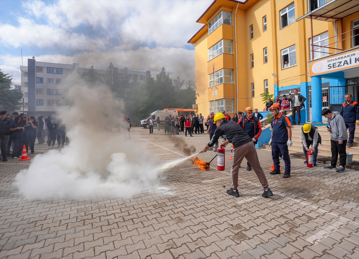 AFAD Diyarbakır Yenişehir\'de öğrencilere afet farkındalık eğitimi ve tatbikat yaptı