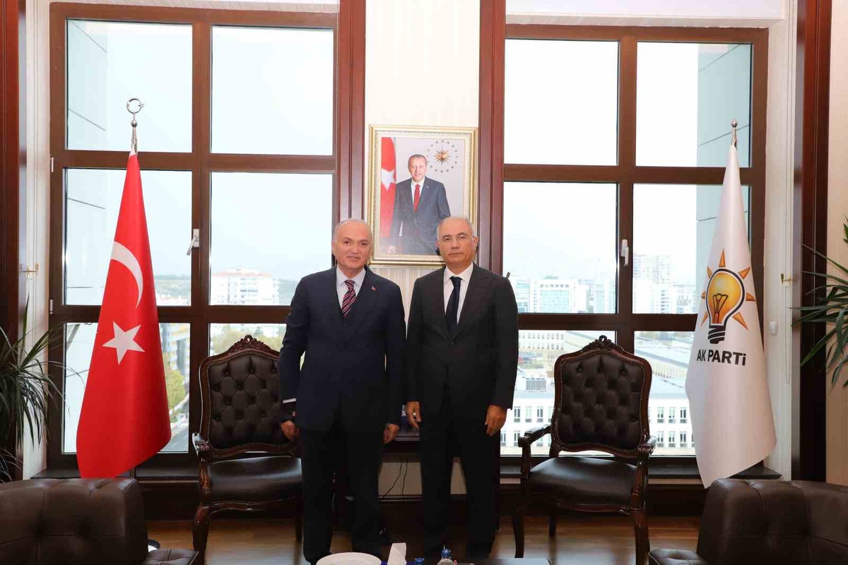 Düzce Belediye Başkanı Özlü, AK Parti Genel Başkan Vekili Efkan Ala\'yı ziyaret etti