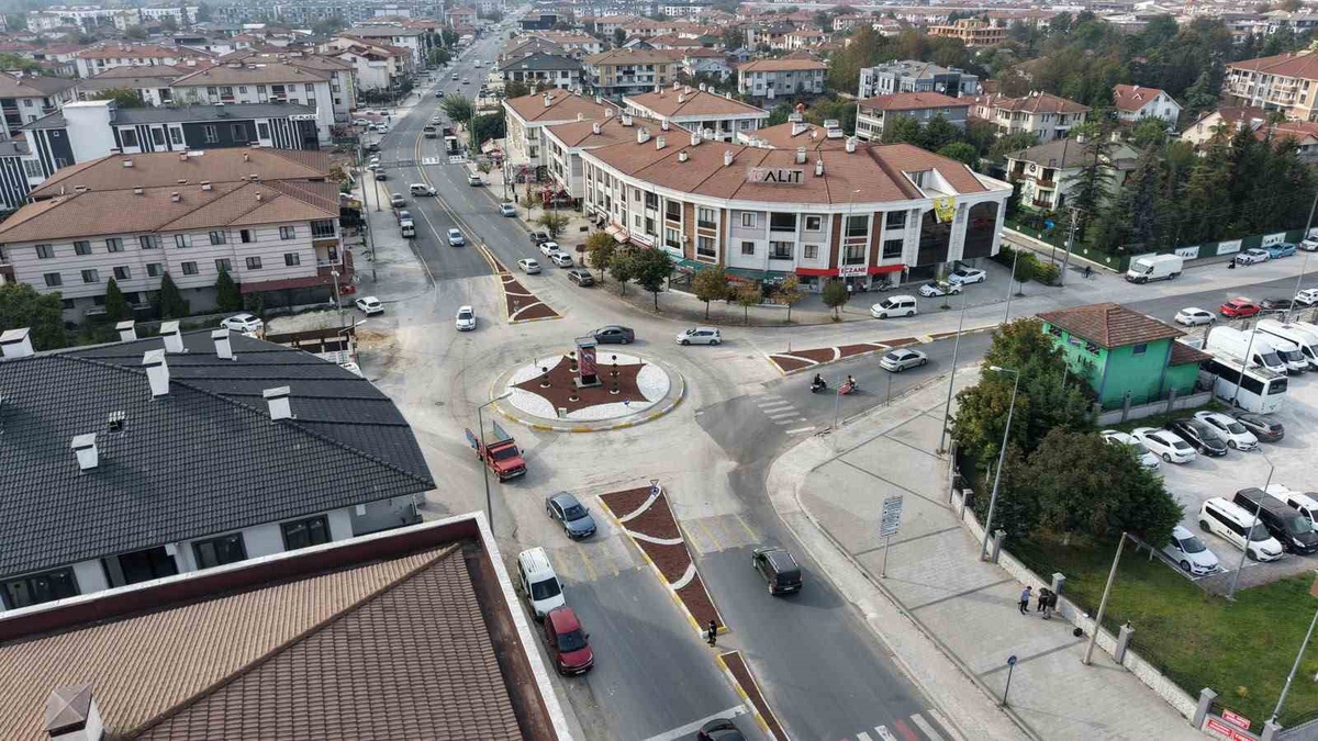 Düzce Belediyesi emniyet ve otogar kavşaklarında dönel kavşak düzenlemesini tamamladı
