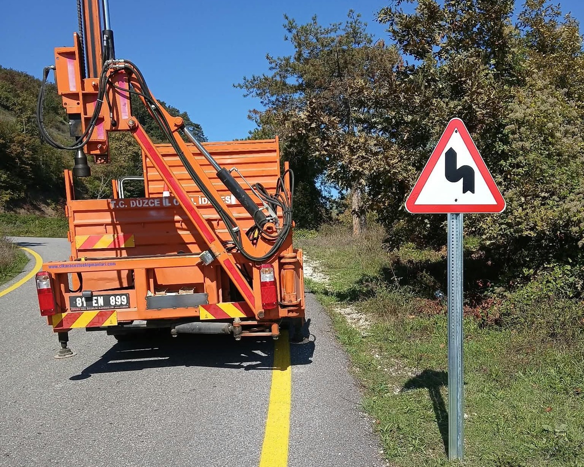 Düzce İl Özel İdaresi, Yığılca Tıraşlar Köyü\'nde trafik levhası düzenlemesi yapıyor