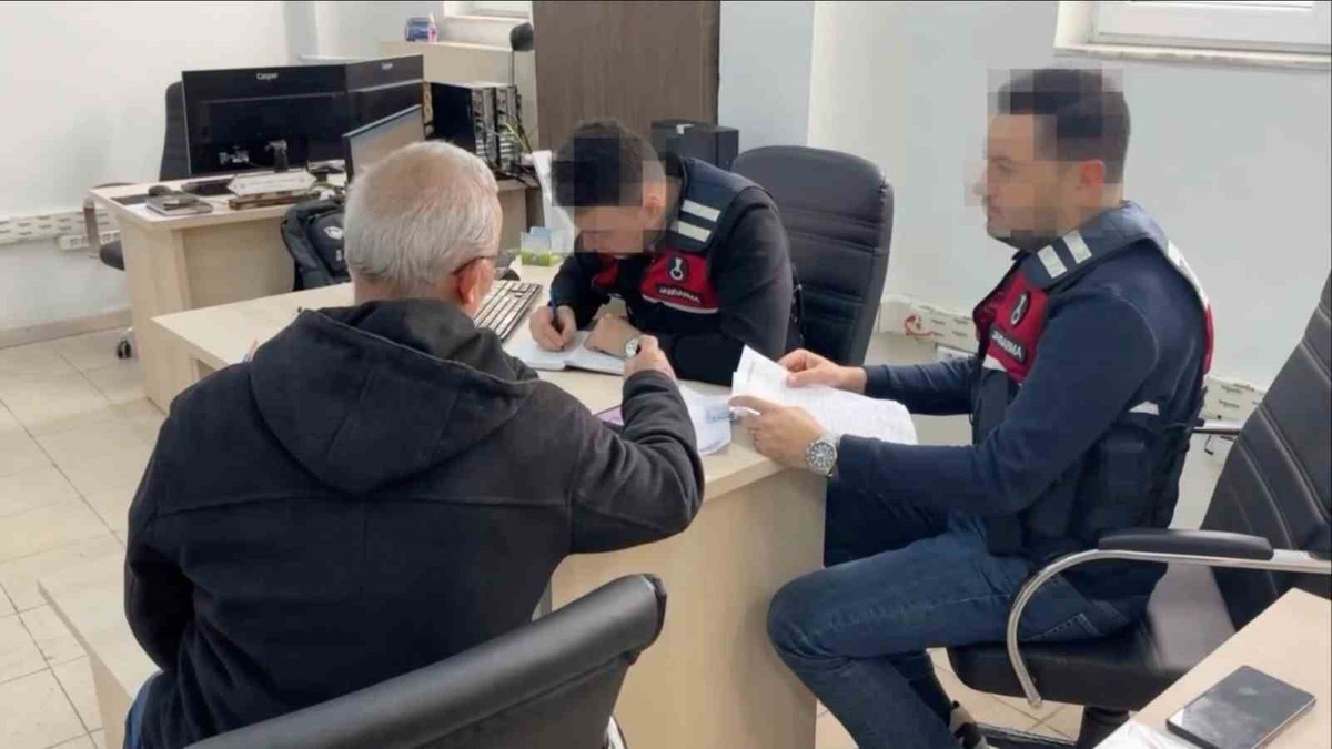 Düzce Jandarması 5 ilde yapay zeka dolandırıcılığı operasyonunda 9 şüpheli tutuklandı