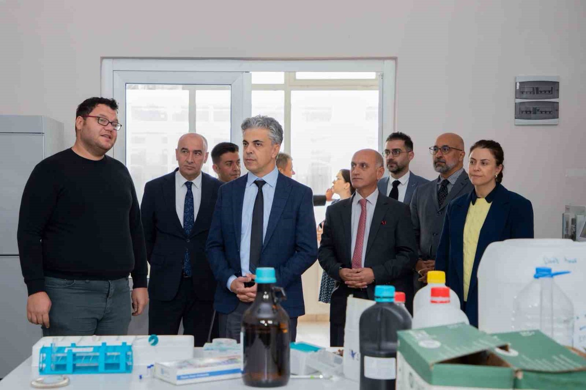EBYÜ Rektörü Kuyrukluyıldız, laboratuvarı ziyaret edip cihaz altyapısını inceledi