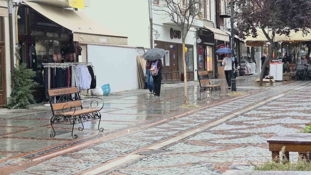 Edirne\'de yağmur günlük yaşamı etkiledi, Trakya\'da kuvvetli sağanak uyarısı yapıldı