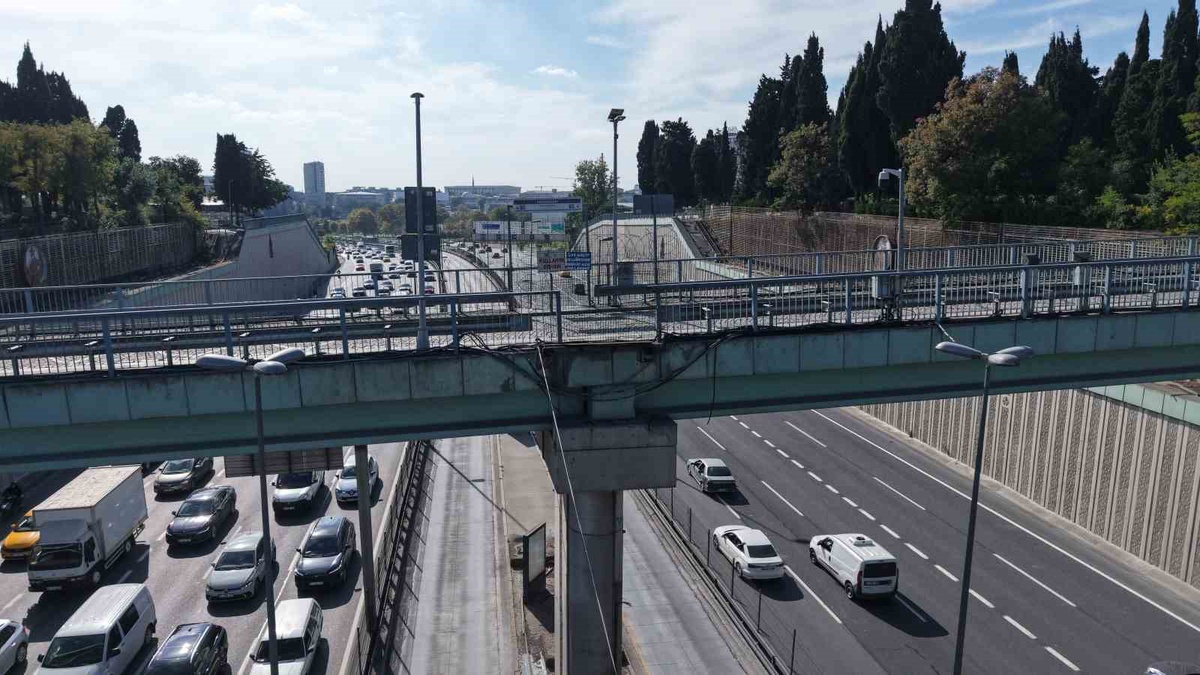 Edirnekapı Metrobüs durağında üst geçit çilesi: Geçici denildi, aylardır kapalı kaldı