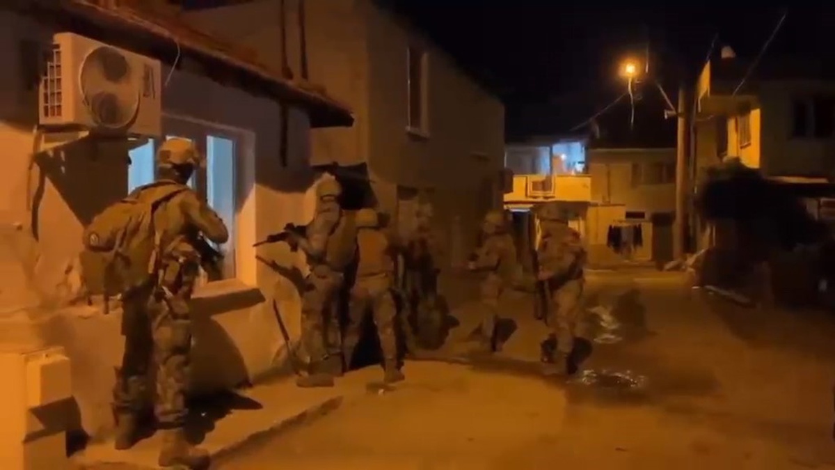 Edremit Körfezi\'nde 37 adrese baskın düzenleyen polis 20 şüpheliyi gözaltına aldı