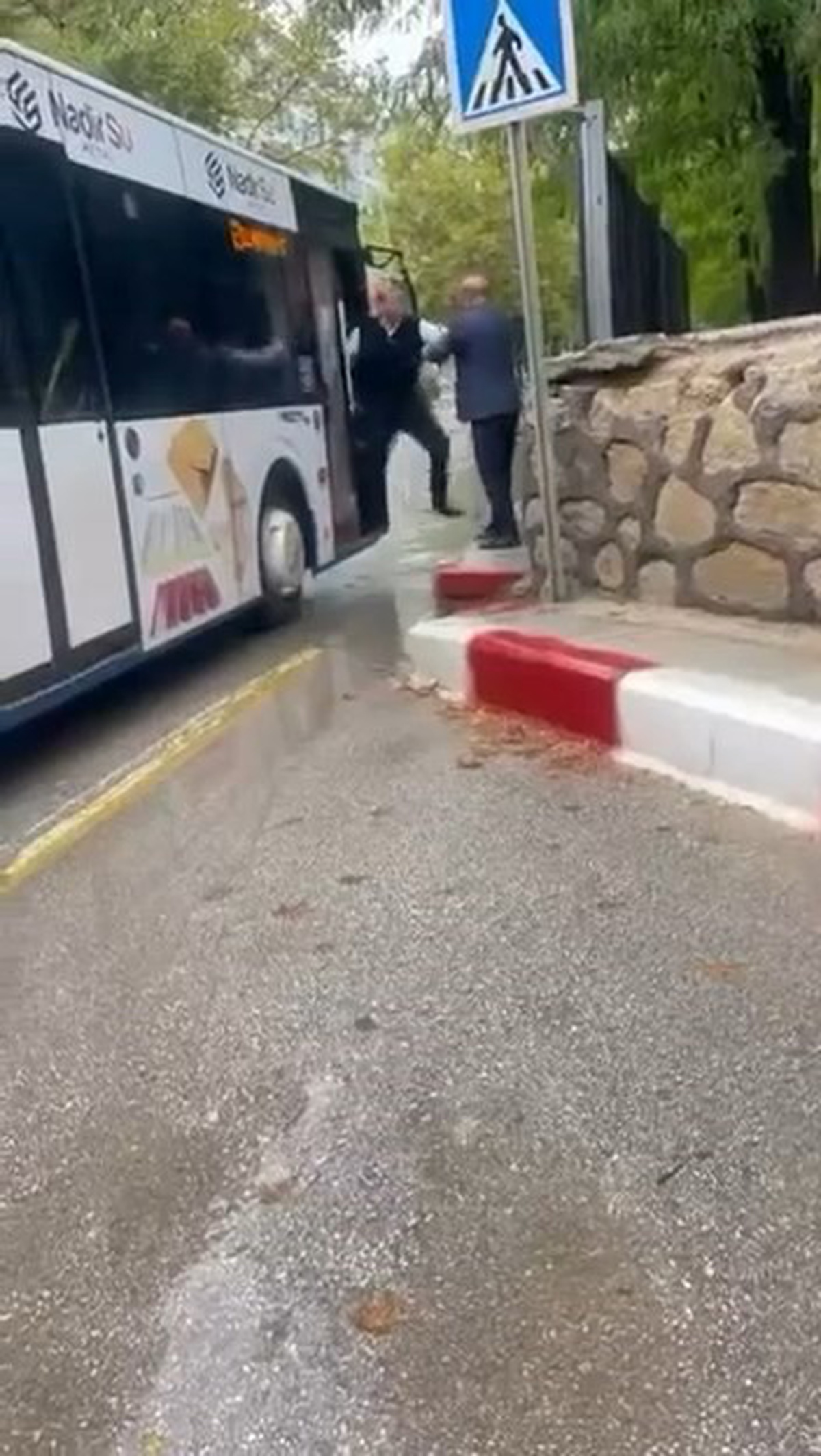 Elazığ\'da otobüs şoförüne şemsiye ile vuran yolcu kamerada görüntülendi