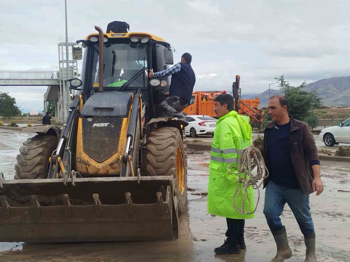 Elazığ\'ın Yurtbaşı beldesinde sel sonrası belediye ekipleri aralıksız çalışıyor